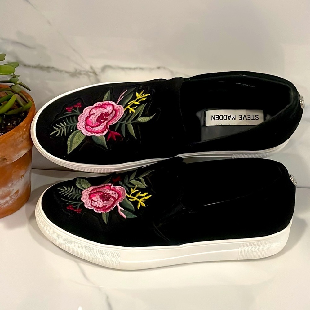 Big Buddha Womens  Embroidered Pink Rose Skate Shoes Black Velvet Slip Ons Sz 7